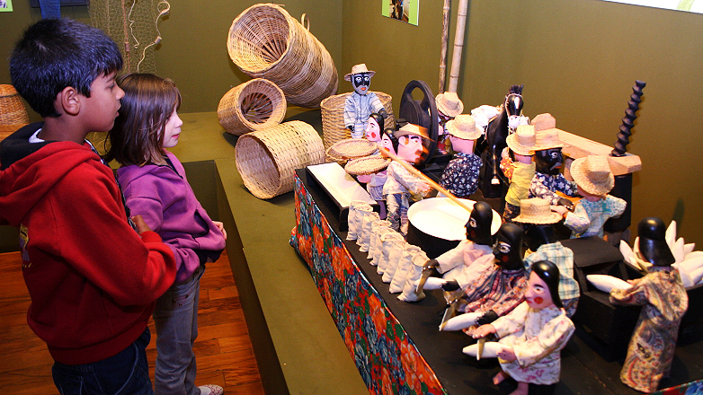 Crianças visitando a exposição no Museu do Folclore