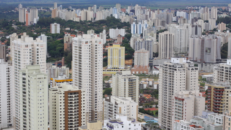 Vista aérea da região urbana com os prédios do centro de São José dos Campos