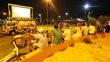 Imagens mostram os moradores do bairro assistindo os filmes exibidos no telão do Cinema Móvel