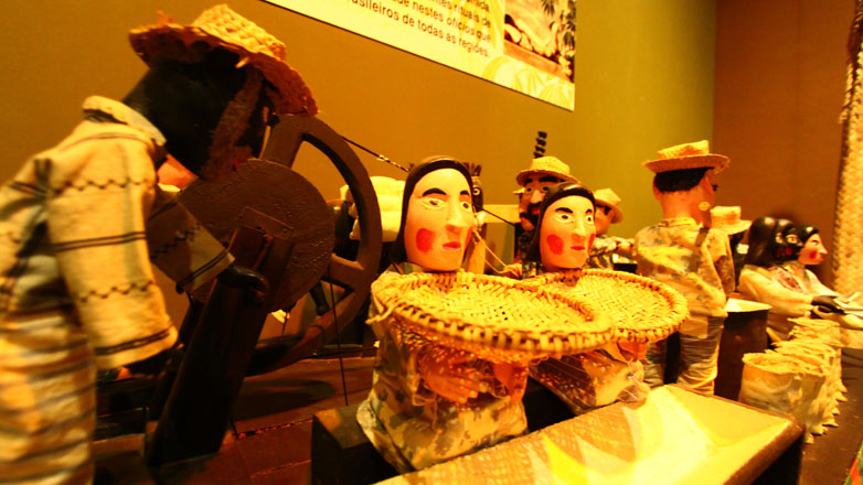 Imagem mostra parte do acervo em exposição permanente no Museu do Folclore