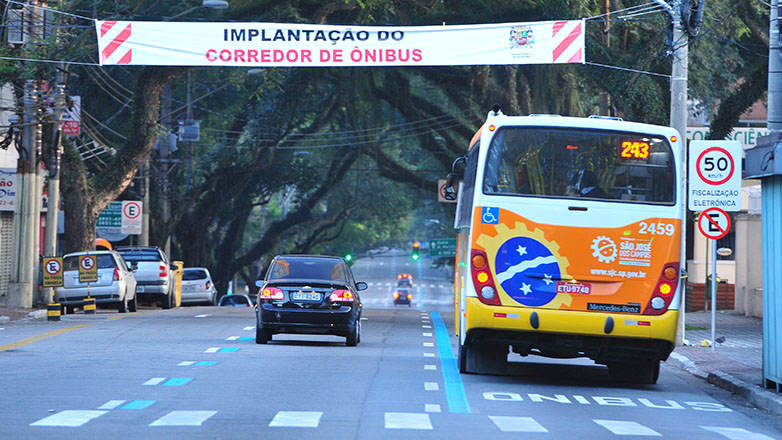 Imagem mostra ônibus trafegando em faixa exclusiva no centro de São José