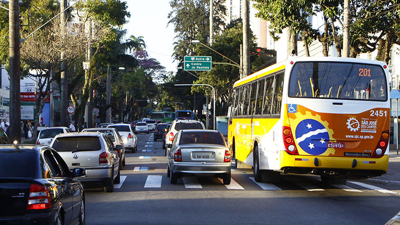 Imagem mostra veículos circulando pelas ruas de São José dos Campos