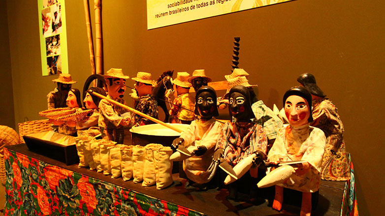 Imagem mostra exposição de bonecos no museu do folclore