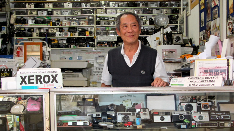 Shiyodi Imoto, dono de diversas câmeras fotográficas expostas em seu box no Mercado Municipal de São José dos Campos