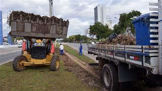 A Prefeitura concluiu a limpeza das canaletas do córrego Vidoca na rotatória do Viaduto Talim e nas avenidas Mário Covas e Jorge Zarur 