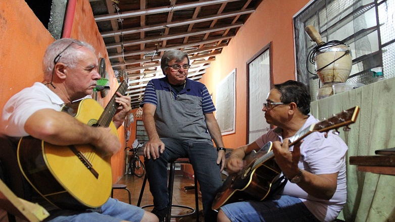 O músico sertanejo Ibrahim estará acompanhado dos amigos Jorge Violeiro e José Arildo