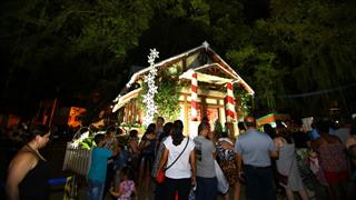 No centro da cidade, todos os dias às 20h, tem presentação de shows de luzes e sons na Casa do Papai Noel
