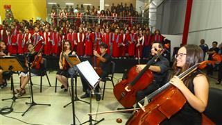 Além das vozes do coral de alunos, a cantata também contou com a participação da orquestra da Ong Luzes da Ribalta, com participação de alunos da Emef Ruth Nunes