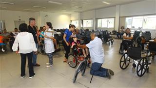 Ao todo, a Prefeitura comprou 193 cadeiras de rodas, que irão beneficiar 153 pacientes