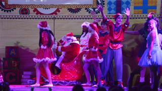 Muito aplaudido, o elenco, com mais de 70 componentes encantou o público em uma  produção que contou a emocionante história  de Natal