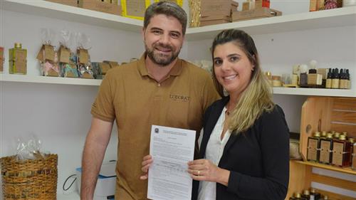 “O apoio da Prefeitura tem sido fundamental, indicando o caminho para licenciarmos nossa atividade”, afirma o casal Fernanda e Cassio Cansian