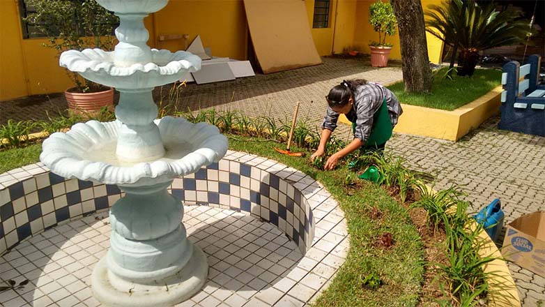 O grupo de estudantes realizou nesta segunda-feira (21) o trabalho de jardinagem no Centro de Operações Integradas (COI)