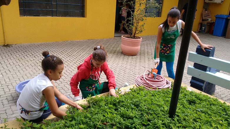 O grupo de estudantes realizou nesta segunda-feira (21) o trabalho de jardinagem no Centro de Operações Integradas (COI)