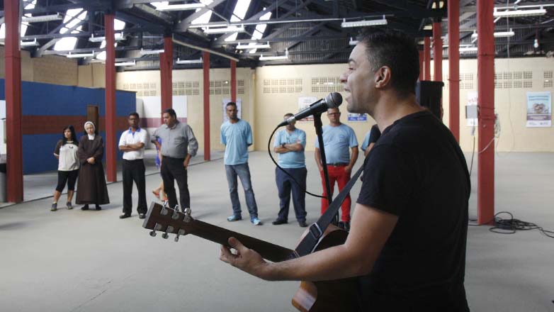 Durante a cerimônia, o cantor Peleco interpretou sucessos da MPB. A central é um canal de comunicação  para auxiliar o voluntariado