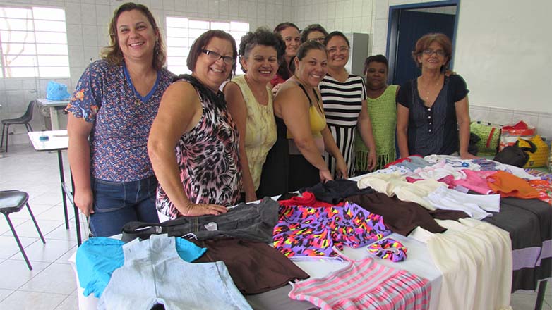 As participantes aprenderam a transformar camisetas, calças e saias em opções de presentes para o Natal e oportunidade de gerar renda.
