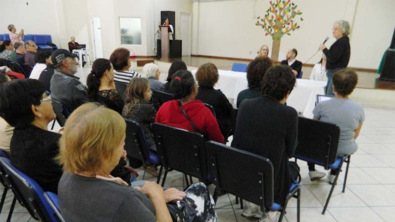 Idosos se formam em cursos na casa dos idosos