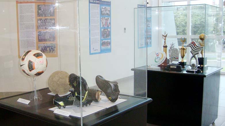 Por meio de fotos, troféus, uniformes, chuteiras e bolas o público vai conhecer um pouco da história do esporte em São José