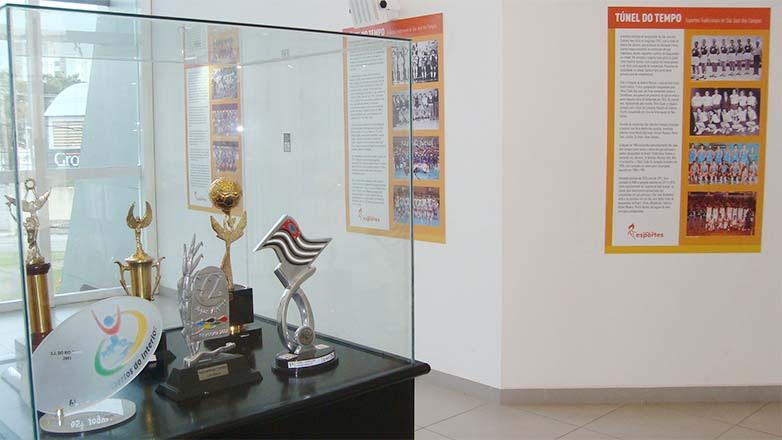 Por meio de fotos, troféus, uniformes, chuteiras e bolas o público vai conhecer um pouco da história do esporte em São José