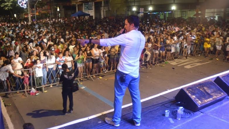 A festa da virada de ano teve a presença de 10 mil pessoas no Banhado  de São José e contou com talentos regionais no palco.