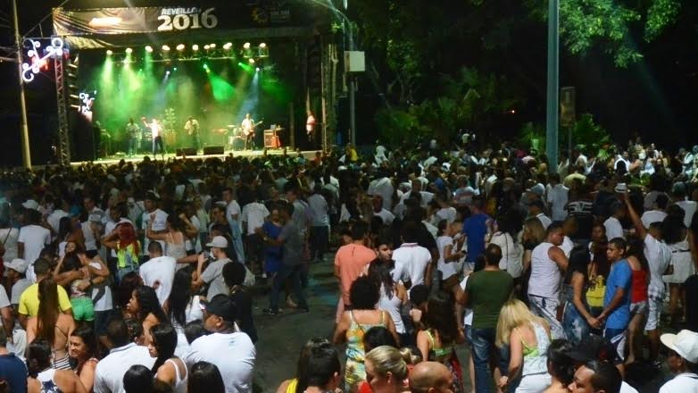 A festa da virada de ano teve a presença de 10 mil pessoas no Banhado  de São José e contou com talentos regionais no palco.