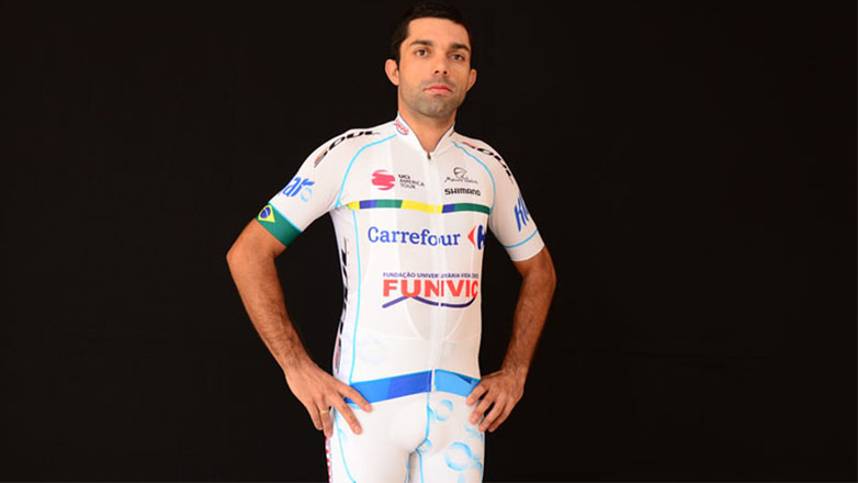 Uniforme traz agora detalhes em azul e destaca novos patrocinadores. A bandeira do Brasil ganhou espaço e a equipe agora tem website 