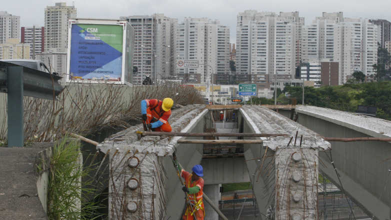 Duplicação do viaduto Kanebo, no sentido bairro-centro, passa para fase de montagem da estrutura de aço e concreto das novas pistas.