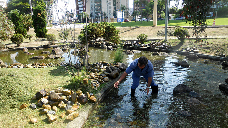 a Praça Engenheiro Riugi Kojima, homenagem à imigração japonesa, na região oeste, ganhou uma atenção especial com a lavagem da fonte.