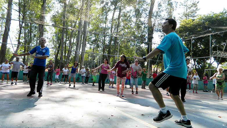 Mais de cem idosos participaram das atividades. A manhã teve início com alongamento, seguido por uma caminhada e  zumba adaptada.