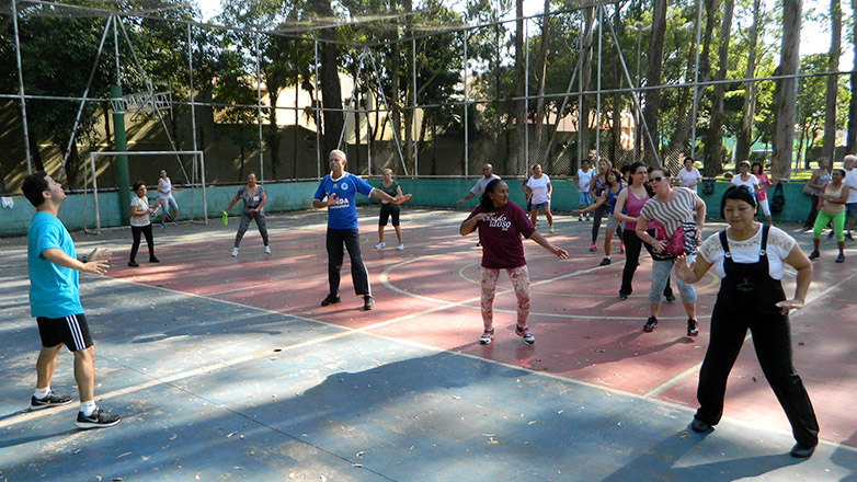 Mais de cem idosos participaram das atividades. A manhã teve início com alongamento, seguido por uma caminhada e  zumba adaptada.