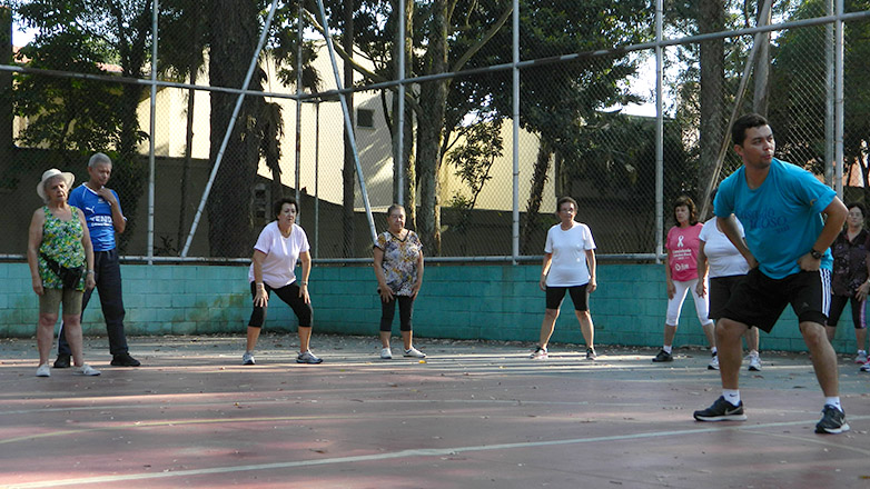 Mais de cem idosos participaram das atividades. A manhã teve início com alongamento, seguido por uma caminhada e  zumba adaptada.