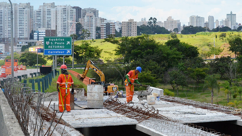 Na parte superior, estão sendo montadas as estruturas de aço e concreto que receberão a nova pista do viaduto Kanebo 