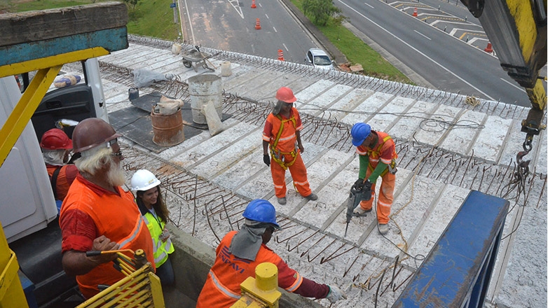 Na parte superior, estão sendo montadas as estruturas de aço e concreto que receberão a nova pista do viaduto Kanebo 