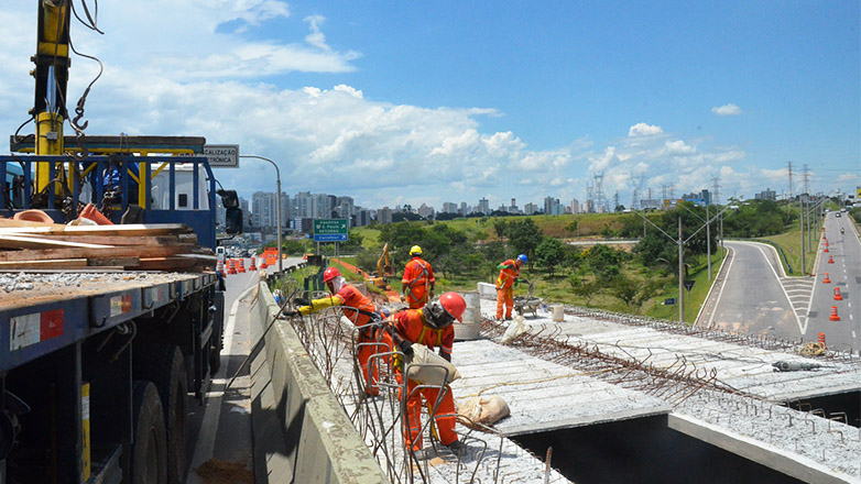 Na parte superior, estão sendo montadas as estruturas de aço e concreto que receberão a nova pista do viaduto Kanebo 