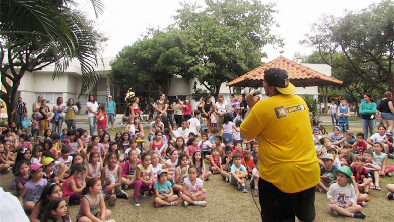 A partir das 15h, o Centro da JUventude realiza a oficina de artes lúdicas e muitas brincadeiras infantis, inclusive aquelas antigas 