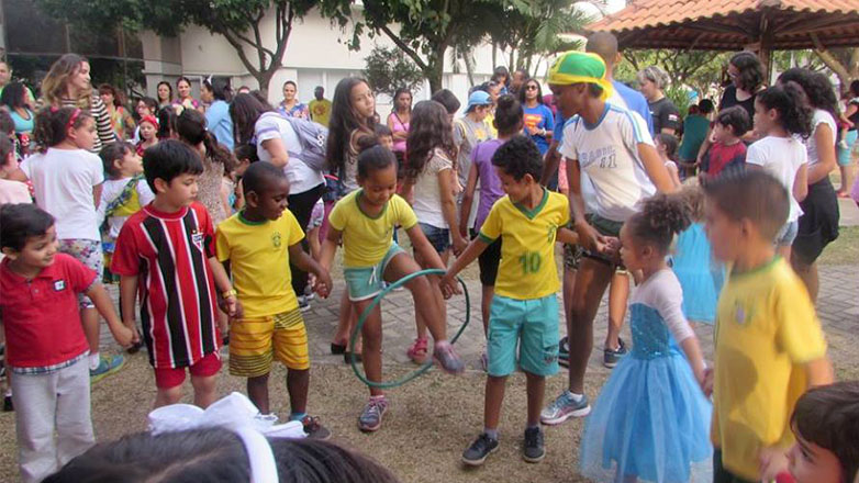 A partir das 15h, o Centro da JUventude realiza a oficina de artes lúdicas e muitas brincadeiras infantis, inclusive aquelas antigas 
