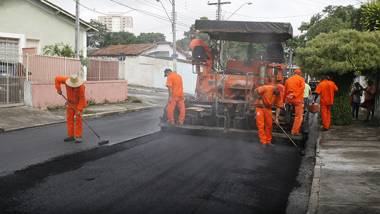  Estão sendo investidos cerca de R$ 848 mil para o recapeamento e reforço de asfalto em cerca de 1,2 quilômetros de vias