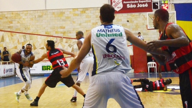 O primeiro jogo do ano em casa trouxe muita emoção aos torcedores do São José Na terça o time venceu o Vitória por 87 a 81