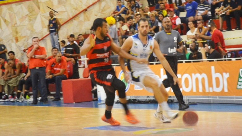 O primeiro jogo do ano em casa trouxe muita emoção aos torcedores do São José Na terça o time venceu o Vitória por 87 a 81