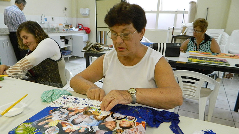 A proposta das oficinas é desenvolver um artesanato pensando no meio ambiente, na sustentabilidade, criatividade e sociabilização 