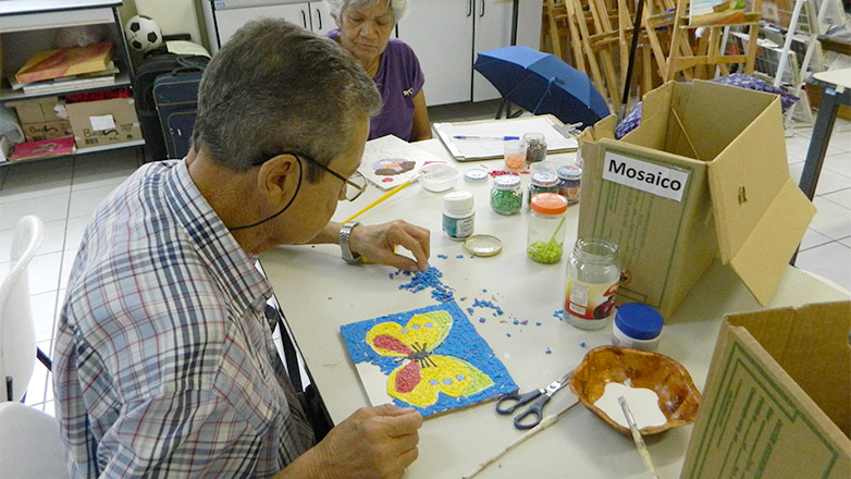 A proposta das oficinas é desenvolver um artesanato pensando no meio ambiente, na sustentabilidade, criatividade e sociabilização 