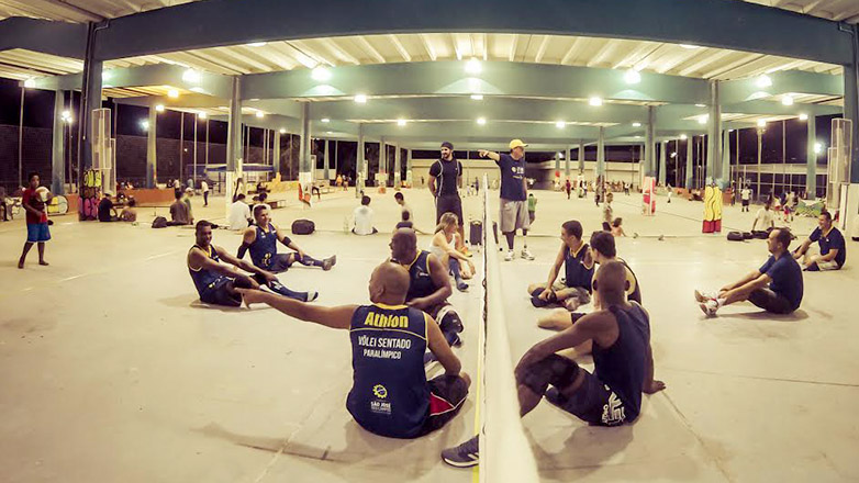 O vôlei sentado surgiu da junção do vôlei convencional com um esporte alemão praticado por pessoas com pouca mobilidade