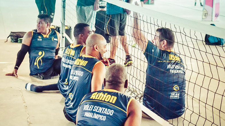 O vôlei sentado surgiu da junção do vôlei convencional com um esporte alemão praticado por pessoas com pouca mobilidade