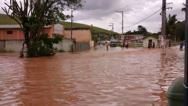 Chuvas causam enchentes