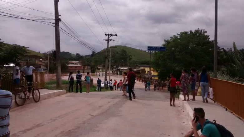 Chuvas causam enchentes