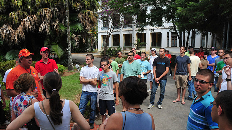 Novos alunos do ITA conhecem pontos turísticos de São José