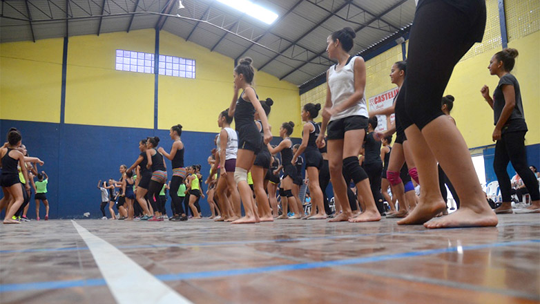 Ginastas de todo o país fazem treinamento intensivo em São José