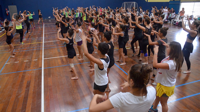 Ginastas de todo o país fazem treinamento intensivo em São José