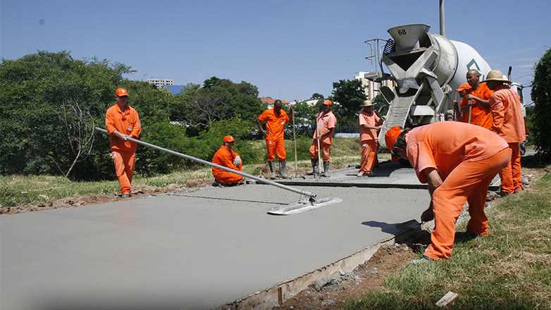Trabalhadores realizam obra da ciclovia na av Salinas