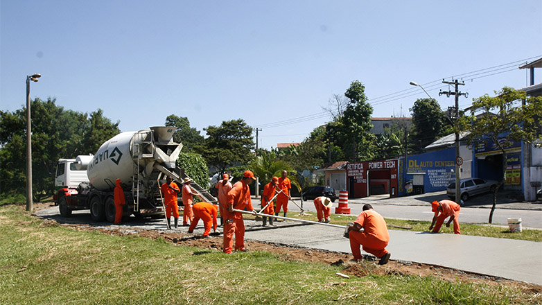 Trabalhadores realizam obra da ciclovia na av Salinas