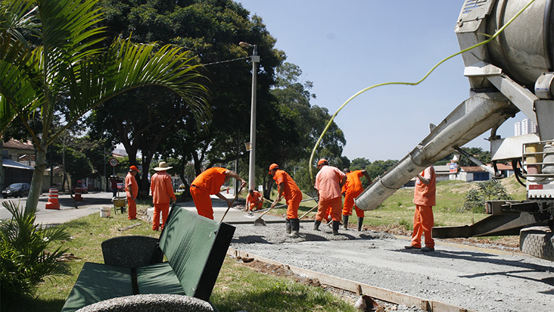 Trabalhadores realizam obra da ciclovia na av Salinas